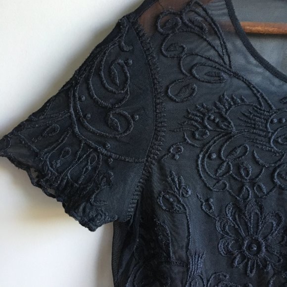 ⚪ 3/$15 Sheer black embroidered short sleeved blouse - Picture 6 of 13